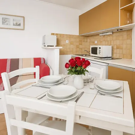 T3 Avec Piscine, Jardin, Parking & Acces *